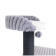 Ein plüschiger Katzenbaum mit einer weichen weißen Oberseite und grauen, flauschigen Kanten, ausgestattet mit einem hängenden Pom-Pom-Spielzeug und einer strukturierten schwarzen Basis.
