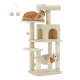 Zwei Katzen, eine rotbraun und eine weiß, entspannen sich auf einem beigen Katzenbaum mit mehreren Ebenen und hängenden Spielzeugen.