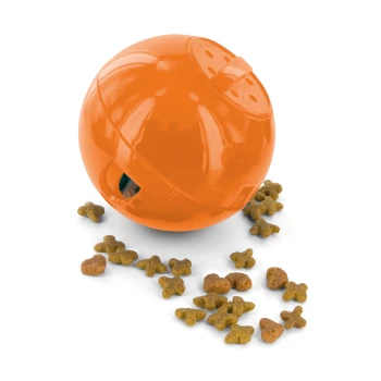 Ein orangefarbener Ball zur Futterausgabe für Haustiere mit kleinen Futterstücken, die auf einem weißen Hintergrund verstreut sind.