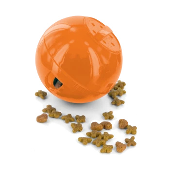 Ein orangefarbener Ball zur Futterausgabe für Haustiere mit kleinen Futterstücken, die auf einem weißen Hintergrund verstreut sind.