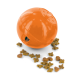 Ein orangefarbener Ball zur Futterausgabe für Haustiere mit kleinen Futterstücken, die auf einem weißen Hintergrund verstreut sind.