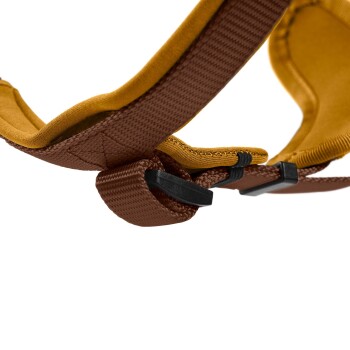 Nahaufnahme eines braun-gelben Haustiergeschirrs, das sein gepolstertes Design und die verstellbaren Riemen für Komfort und Passform zeigt.
