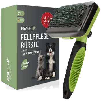 Eine Haustierpflegebürste mit grünem Griff und einem Reinigungsbutton neben einer Box mit der Aufschrift "REAVET care me FELLPFLEGE BÜRSTE", die einen Hund und eine Katze zeigt.