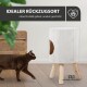 Eine braune Katze nähert sich einem weißen, gerippten Katzenrückzugsort mit einem Loch, der auf Holzbeinen ruht, beschriftet mit 'IDEALER RÜCKZUGSORT' und 'robust & stabil gebaut.'