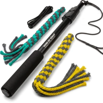 Ein Hundetraining-Toolkit mit einem schwarzen Trainingsstock mit strukturiertem Griff und drei bunten geflochtenen Seilanhängern in Gelb, Grau und Türkis.