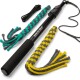 Ein Hundetraining-Toolkit mit einem schwarzen Trainingsstock mit strukturiertem Griff und drei bunten geflochtenen Seilanhängern in Gelb, Grau und Türkis.