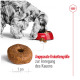 Ein grauer Cocker Spaniel frisst aus einer roten Schüssel mit Trockenfutter in der Nähe. Text: "Angepasste Krokettengröße zur Anregung des Kauens."