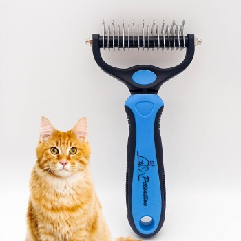 Ein Pflegewerkzeug mit blauem Griff und Metallborsten, entworfen für Katzen, wird neben einer orangefarbenen Katze gezeigt.