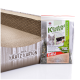 Ein Papp-Kratzbaum für Katzen, beschriftet mit 'Der Kratz Karton', neben einem Paket des Katzen Spielzeugs 'Knuddel Kissen', mit einem Katzenbild und Produktdetails.
