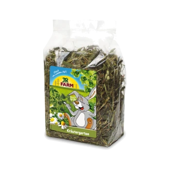 Eine durchsichtige Plastiktüte, gefüllt mit getrockneten Kräutern für Haustiere, mit einem bunten Etikett, das einen Cartoon-Hasen zeigt und den Text "JR FARM Kräutergarten" trägt.