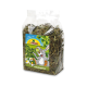 Eine durchsichtige Plastiktüte, gefüllt mit getrockneten Kräutern für Haustiere, mit einem bunten Etikett, das einen Cartoon-Hasen zeigt und den Text "JR FARM Kräutergarten" trägt.