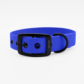 Ein lebhaft blauer Hundehalsband mit einer schwarzen Schnalle und einem metallischen D-Ring, gekennzeichnet mit 'THE DOG IDEA.'