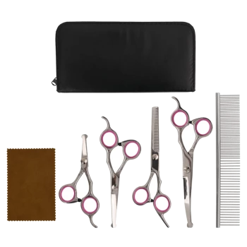 Ein Pflegekit mit vier Edelstahl-Scheren mit pinken Gummigriffen, einem Kamm, einem braunen Reinigungstuch und einem schwarzen Reißverschlussetui.