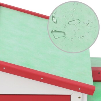 Eine Nahaufnahme eines Daches eines Haustierhauses mit einer grünen wasserdichten Oberfläche mit rotem Rand, auf dem Wassertröpfchen auf dem Material zu sehen sind.