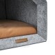 Graues Filzhaustierbett mit einem braunen Kissen innen, mit einem Etikett, das 'REXPRODUCT.COM' liest.