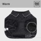 Schwarzer Hundemantel mit einem gesteppten Design und weißen Paspeln, beschriftet mit 'Warm' und 'Kuschelig warm gefüttert' in der Ecke.