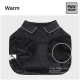 Schwarzer Hundemantel mit einem gesteppten Design und weißen Paspeln, beschriftet mit 'Warm' und 'Kuschelig warm gefüttert' in der Ecke.
