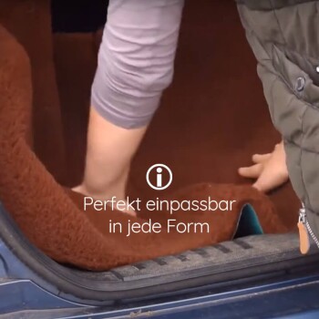 Person passt eine braune, flexible Haustier-Automatte an mit dem Text „Perfekt einpassbar in jede Form“.