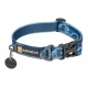 Blau gemustertes Hundehalsband von Ruffwear mit einer Kunststoffschnalle und einem Metallschild, das das Ruffwear-Logo zeigt.