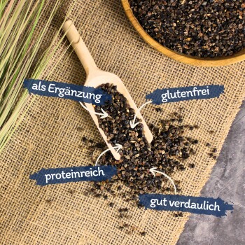 Eine Holzschaufel mit schwarzen Samen auf Jute, mit verstreuten Samen und Etiketten für "Ergänzung," "glutenfrei," "hoher Proteingehalt," und "leicht verdaulich."