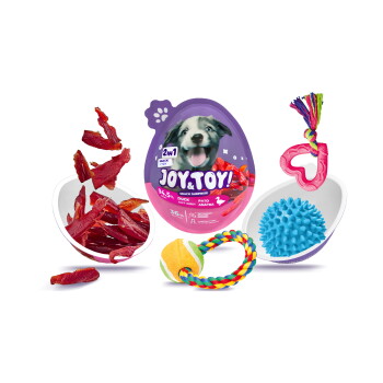 Lila Eierpackung mit Aufschrift „JOY & TOY 2in1“, zeigt einen Hund, Enten-Jerky-Streifen und Spielzeuge: Tau-Ring mit Tennisball und blauem Stachelball.