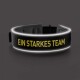 Schwarzes Haustierhalsband mit reflektierenden Kanten, mit dem Text 'EIN STARKES TEAM' in fetten gelben Buchstaben.