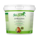 Behälter mit Stiefel Spirulina-Pellets für Pferde, zeigt das Gesicht eines braunen Pferdes und grüne Akzente, die Aminosäuren und Muskelunterstützung betonen.
