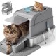 Grau überdachte, haubenförmige Katzentoilette mit Pfotenöffnung an der Oberseite, braun-getigerte Katze verlässt sie, ein rötliches Kätzchen lugt von oben heraus, Schaufel und Matte.