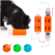 Ein schwarz-weißer Hund schnüffelt an einem orangefarbenen interaktiven Leckerli-Spender-Spielzeug mit Löchern für Leckerlis, aus drei Winkeln gezeigt.