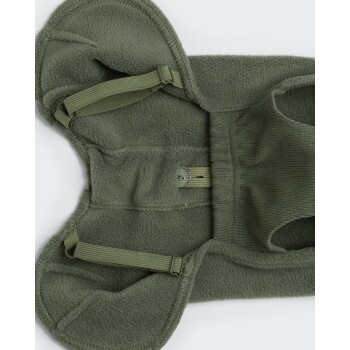 Olivgrüner Fleece-Hundemantel mit Rippkragen, verstellbaren elastischen Trägern und Metallschnalle, flach auf weißem Hintergrund ausgelegt.