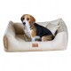 Beagle sitzt in beigem Leder-Haustierbett mit Kissen, vorne beschriftet mit „tierland.de“.