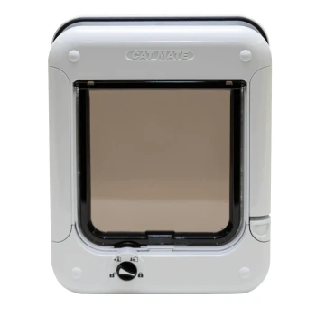 Weiße Cat Mate Katzenklappe mit einer transparenten Klappe und einem verstellbaren Verriegelungsmechanismus, entworfen für einfachen Zugang für Haustiere.