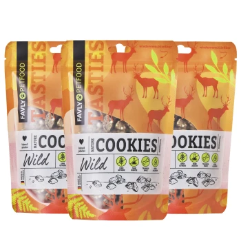 Drei Favly Petfood 'Nature Cookies' Verpackungen mit der Aufschrift 'Wild', mit Hirschillustrationen und Symbolen für keine Körner, Gluten oder Allergene.