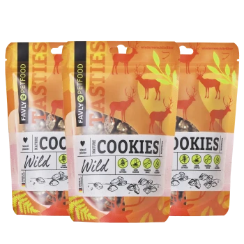 Drei Favly Petfood 'Nature Cookies' Verpackungen mit der Aufschrift 'Wild', mit Hirschillustrationen und Symbolen für keine Körner, Gluten oder Allergene.