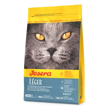 Nahaufnahme des Gesichts einer Katze auf einer gelb-blauen Josera Katzenfutter-Tüte, mit den Texten "LÉGER" und "Gewichtskontrolle."
