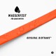 Nahaufnahme des Rückens eines schwarzen Hundes, der ein leuchtend orangefarbenes Geschirr mit Leinenbefestigung trägt, das das Design und die Textur des Geschirrs zeigt.