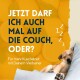 Ein schlafender Welpe auf einem weißen Kissen mit einem gelben Zitronenhintergrund. Text: "Darf ich jetzt auch auf die Couch für mehr Kuschelzeit?"