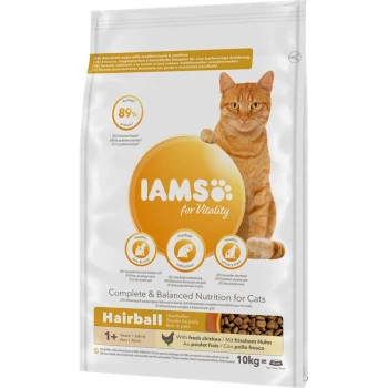 IAMS Hairball kattenvoerzak met een oranje kat, met nadruk op '89% eiwit', 'Complete & Balanced Nutrition' en 'Met verse kip.'