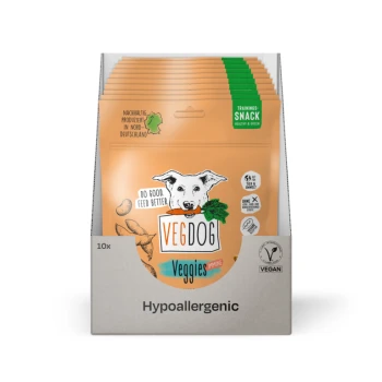 Eine Präsentation von Vegdog Gemüse-Trainingssnacks für Hunde, mit einem Cartoon-Hund auf der Verpackung, mit dem Text 'Tu Gutes. Füttere besser.' und 'Training-Snack.'