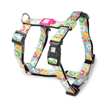 Buntes Hundegeschirr mit Donut-Muster, schwarzer Schnalle mit der Aufschrift "Moshi Moshi" und pinkem Etikett vor weißem Hintergrund.