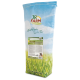 Ein 5 kg Sack JR FARM Haustierfutter, beschriftet mit 'Kornfrei', vor einem blauen Himmel und einer grasbewachsenen Kulisse. Die Vorderseite zeigt das Markenlogo und den Produktnamen.