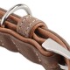 Nahaufnahme eines braunen Leder-Hundehalsbands mit weißen Nähten und einer silbernen Metallschnalle, das seine hochwertige Verarbeitung zeigt.