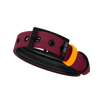 Ein stilvolles Hundehalsband in einem tiefen Pink mit einer schwarzen Schnalle und mehreren Löchern zur Anpassung, mit dem Text "THE DOG IDEA."