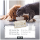 Ein Golden Retriever und eine graue Katze teilen sich eine Schüssel. Ein Etikett zeigt Fütterungshinweise und das Logo "REAVET+ NATUR FÜR TIERE."