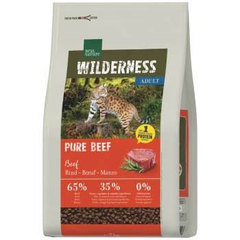 Sac de nourriture pour chats adultes Real Nature Wilderness, goût Pure Beef, image d'un chat tacheté et de bœuf cru, étiquette '65% 35% 0%'.