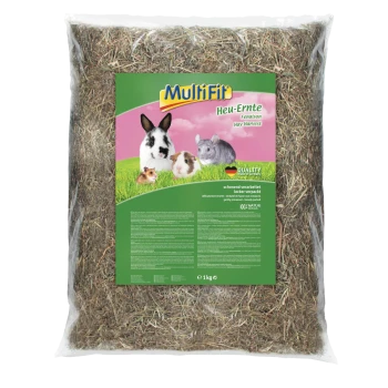 Sack MultiFit-Heu mit der Aufschrift 'Heu-Ernte / Hay Harvest', zeigt Illustrationen von Kaninchen, Meerschweinchen und Chinchilla sowie 1 kg.