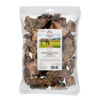 Eine klare Tüte mit großen, unregelmäßigen getrockneten Pferdelungenleckerlis, beschriftet mit "Leckere Pferdelunge" mit einer Pferdegrafik und Nährwertangaben.