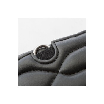 Nahaufnahme eines schwarzen Haustierzubehörs mit gestepptem Muster und einem Metallring, ideal zum Befestigen von Leinen oder Anhängern.