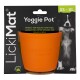 Orange LickiMat Yoggie Pot mit Verpackung, beschriftet "Perfekt für Joghurt, Rohkost, Dosenfisch, Pasteten, Aufstriche und eingeweichte Kroketten."