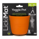 Orange LickiMat Yoggie Pot mit Verpackung, beschriftet "Perfekt für Joghurt, Rohkost, Dosenfisch, Pasteten, Aufstriche und eingeweichte Kroketten."